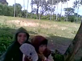 Siswi berjilbab asik ciuman di taman.flv