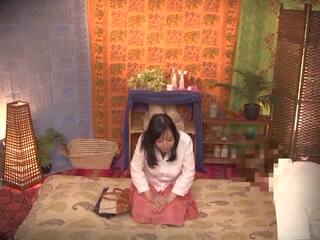 Enchanting яв зірка shiori tsukada нах a тайська масаж leading для lots з випадковий нагота як її towel drops