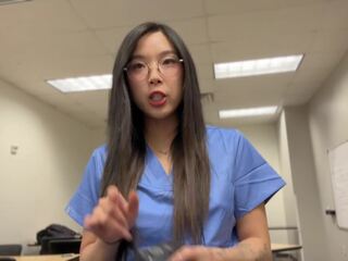Creepy медична людина convinces молодий азіатська медична medico для ебать для отримати попереду