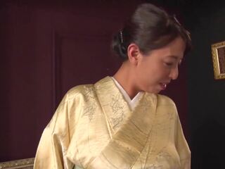 Reiko kobayakawa along may akari asagiri at isang additional magkasintahan sit sa paligid at admire nila fashionable meiji era kimonos