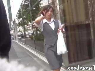 Японська жінки в високий каблуки знаходяться a тема з sharking