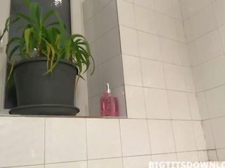 Gigantisk brösten tonårs tagande en överlägsen dusch lever till den webkamera
