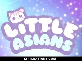 Littleasians - 亞洲人 體操運動員 拉伸 出 由 大 白 約翰遜
