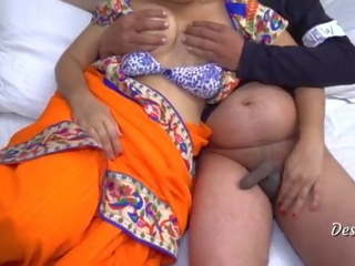 Деси индийски прислужница майната от къща собственик, мръсен видео 17