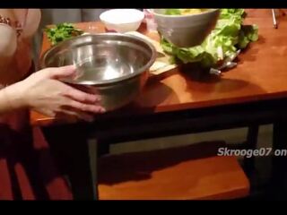 Foodporn ep.1 noodles a nudes- číňan damsel cooks v dámské spodní prádlo a saje bbc pro dessert 4k 烹饪表演 špinavý film filmů
