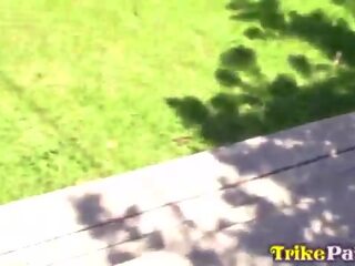 Trikepatrol חזה גדול פיליפיני לוקח כלב הליכה הפסקה ל למצוץ זרים putz
