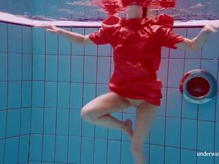 Avenna filmas viņai captivating kails kails splendid ķermenis zem ūdens