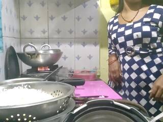 Indieši bhabhi cooking uz virtuve un brālis uz likums. | xhamster