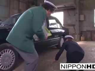 Beguiling japonesa condutor dá dela chefe um broche