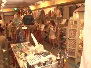 Japán leszbikus bolt assistant