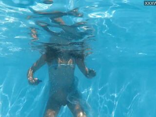 Úszás medence vízalatti meztelen szivi bonnie dolce