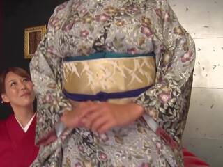 Reiko kobayakawa साथ में साथ akari asagiri और एक additional महबूबा बैठना लगभग और प्रशंसा उनके फैशन meiji युग kimonos