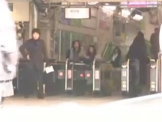 Tokija vilciens meitenes