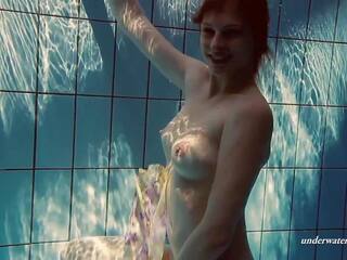 Nudist tiener geniet naakt zwemmen en wezen passioneel