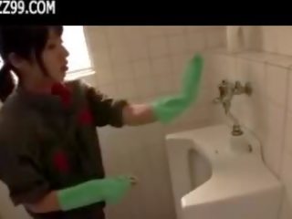 Mosaik: bewitching pembersih memberikan pecandu mengisap penis di lavatory 01