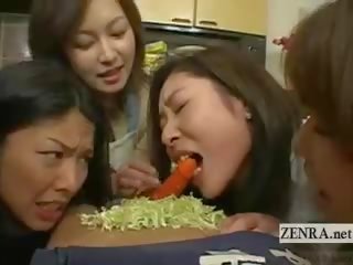 Subtitled יפן אימאות ו - פומות נקבה בלבוש וגברים עירומים ביחד דרך הפה אוכל מסיבה