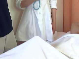 Azjatyckie medyczne człowiek pieprzy dwa youths w the szpital