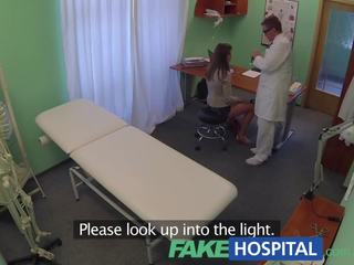 Fakehospital مذهل امرأة سمراء الاحتياجات الأطباء النصيحة في لها itchy كس