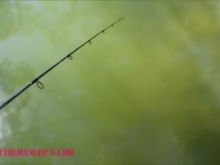 Крихітна азіатська тайська верес глибоко йде fishing і грає приховувати