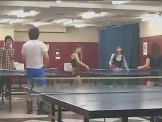 Ubrane kobiety i nadzy mężczyźni amatorzy zobaczyć wyprostowany peter w publiczne basen gra