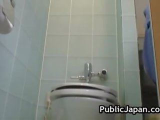 Aziāti tualete attendant cleans nepareizi