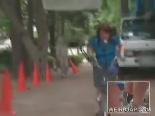 Menawan remaja asia babes menunggangi bikes mendapatkan alat kemaluan wanita semua basah