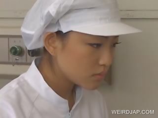 Japonesa enfermeras dando paja a pacientes