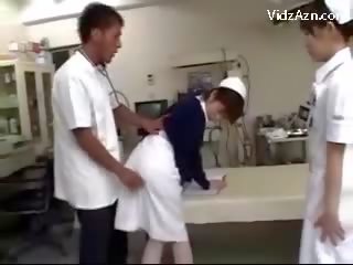 Infirmière obtention son chatte frotté par professeur et 2 infirmières à la surgery