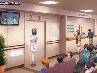 Rondborstig anime verpleegster likt groot prik