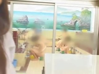 Barmfager asiatisk hitomi tanaka i offentlig bad