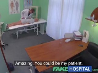 Fakehospital sales rep chycený na kamera použitím kočička na prodávat hungover specialist pills. více na ushotcams