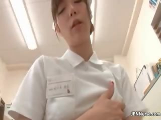 Adorable japonesa enfermera ama masturbándose part3