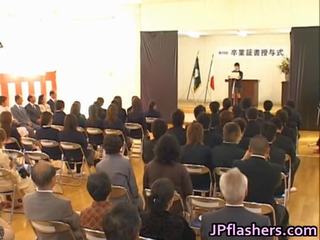 日本語 大きな衝撃を与えるもの 間に graduation