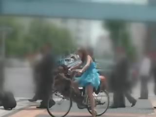 Á châu búp bê cưỡi các bike squirting tất cả cô ấy âm hộ juices