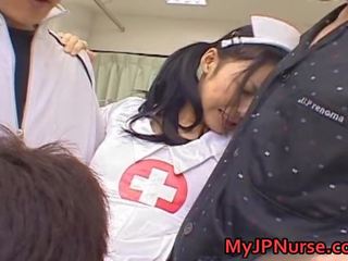 Aino kishi asiatique infirmière expand son jambes