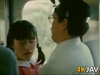 Ung lady blir groped på en tåg